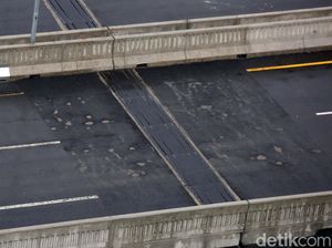 Belum Juga Sepekan Beroperasi, Jalan Tol Layang Japek Mengelupas