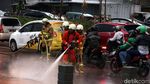 Aksi Damkar Bersihkan Lumpur Sisa Banjir di Kuningan