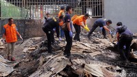 Tim Labfor Bareskrim Polri melakukan olah TKP di ruko mebel yang terbakar di Perumnas Telukjambe, Karawang, Senin (16/12/2019) kemarin.