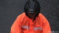 Jas hujan yang dikenakan oleh para pengendara motor itu pun beragam model, mulai dari yang ponco hingga setelan yang terdiri dari baju dan celana.