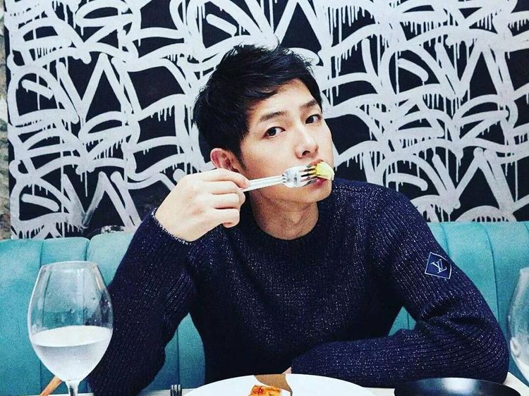 Ini Pose Tampan Song Joong Ki Saat Makan Enak