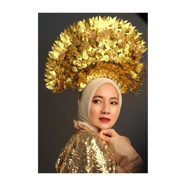 Aktris Cut Mini terlihat mulai berhijab sejak pertengahan 2019. Keinginan untuk berhijab sudah muncul dalam dirinya setelah menunaikan ibadah haji pada 2018. Namun pada saat itu dia tidak bisa langsung berhijab karena sudah membuat kontrak dengan tiga film. Akhirnya setelah semua syuting filmnya selesai, bintang film Dua Garis Biru itu benar-benar mantap berhijab. Foto: instagram @cutminiteo