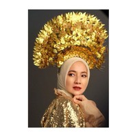 Aktris Cut Mini terlihat mulai berhijab sejak pertengahan 2019. Keinginan untuk berhijab sudah muncul dalam dirinya setelah menunaikan ibadah haji pada 2018. Namun pada saat itu dia tidak bisa langsung berhijab karena sudah membuat kontrak dengan tiga film. Akhirnya setelah semua syuting filmnya selesai, bintang film Dua Garis Biru itu benar-benar mantap berhijab. Foto: instagram @cutminiteo