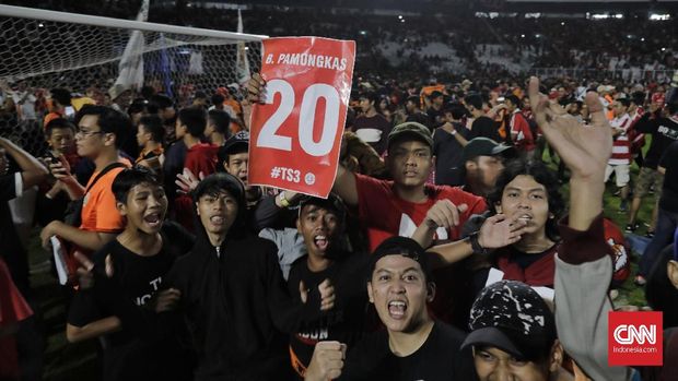 Jakmania memenuhi SUGBK dan menghadiri laga kandang terakhir Bepe bersama Persija. 