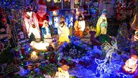 Beragam dekorasi menyambut Natal juga menghiasi sejumlah rumah maupun toko-toko yang berada di kawasan London, Inggris. Dominic Lipinski/PA via AP.