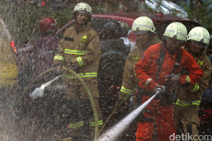 Aksi Damkar Bersihkan Lumpur Sisa Banjir Di Kuningan