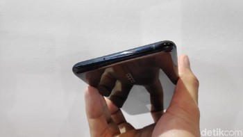 Ponsel ini pun tidak punya port. Foto: Moch Prima Fauzi/detikINET