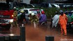 Aksi Damkar Bersihkan Lumpur Sisa Banjir di Kuningan