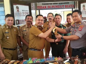 Warga Gowa Serahkan Badik dan Busur Panah ke Polisi