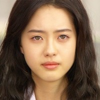 Tak seperti orang Asia kebanyakan, Go Ara punya warna mata yang lebih terang yakni cokelat muda dan tak jarang tampak seperti hijau. Mata bernuansa hazel tidak umum untuk orang Korea meski memang ada sejumlah orang yang memilikinya. Foto: Instagram