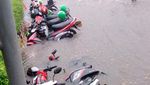 Potret Motor-motor Tenggelam Saat Banjir di Depan Plaza Senayan