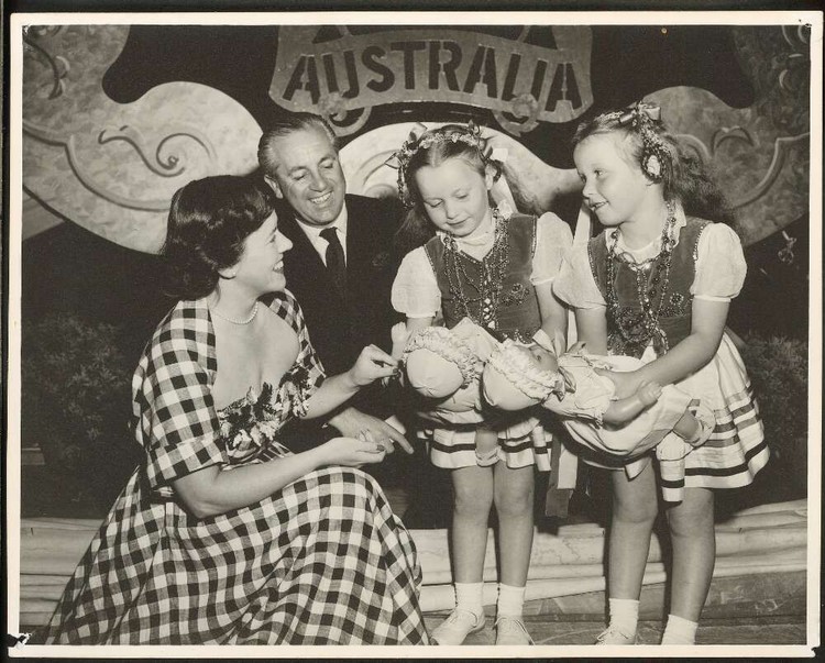 Harold Holt dan istrinya bersama dengan anak imigran Polandia Harold Holt dan istrinya bersama dengan anak imigran Polandia (National Library of Australia)