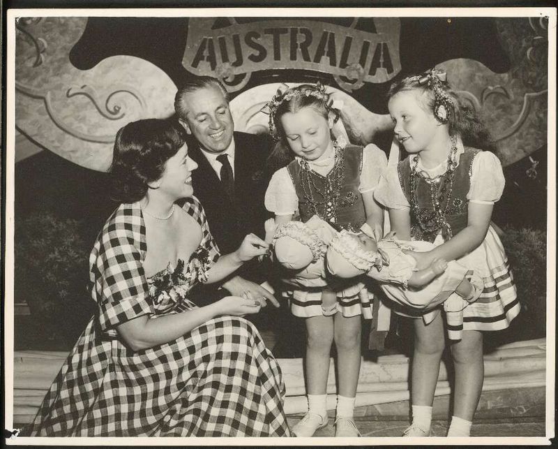 Harold Holt dan istrinya bersama dengan anak imigran Polandia (National Library of Australia)