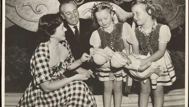 Harold Holt dan istrinya bersama dengan anak imigran Polandia (National Library of Australia)