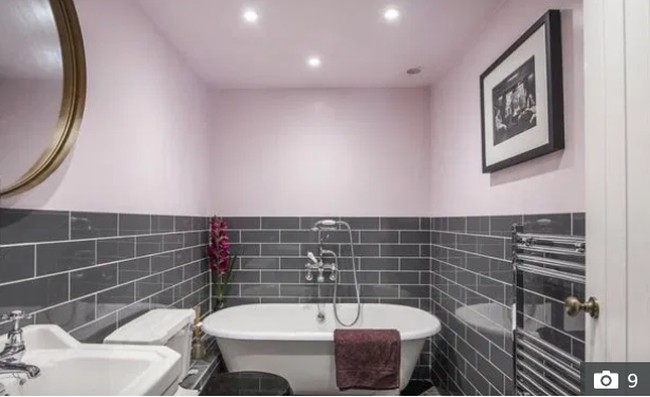 Kamar mandi bernuansa chic dan modern berkat dinding yang dilapisi ubin mengkilap bermotif batu bata. Dia juga menghias kamar mandinya dengan setangkai bunga segar. Foto: Rightmove.co.uk