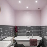 Kamar mandi bernuansa chic dan modern berkat dinding yang dilapisi ubin mengkilap bermotif batu bata. Dia juga menghias kamar mandinya dengan setangkai bunga segar. Foto: Rightmove.co.uk