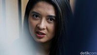 Selama 3 bulan, Cecel mengumpulkan catatan demi catatan yang tercecer lalu menjahitnya kembali. Foto: Muhammad Ridho