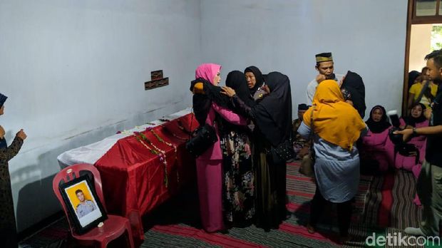 Jenazah Bripda Ferdi yang Tewas Tersambar Petir Disambut Tangis Keluarga