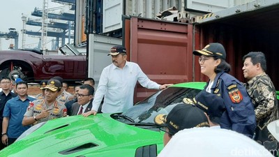Sri Mulyani Pamer Mobil Mewah Hasil Penyelundupan