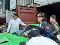Tol Japek Layang Bikin Pusing, Moge & Mobil Mewah Selundupan Terbongkar