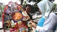 Aneka jenis makanan ringan.