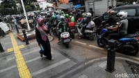 Pembangunan maupun revitalisasi itu dilakukan bukan tanpa alasan. Keberadaan trotoar yang ramah pejalan kaki itu diharapkan dapat mengajak masyarakat untuk peduli terhadap lingkungan dengan mengurangi penggunaan kendaraan pribadi yang mengeluarkan emisi gas buang seperti CO dan HC yang tak hanya dapat mencemari lingkungan tetapi juga berbahaya bagi kesehatan manusia.