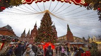 Sejumlah warga mengunjungi pasar Natal yang berada di Manezhnaya Square di Kota Moskow, Rusia, untuk membeli beragam persiapan menyambut Natal. Alexander Zemlianichenko/AP Photo.