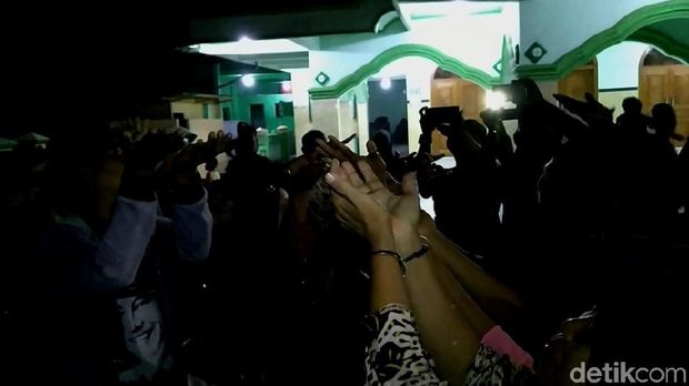 Warga berbondong-bondong menyaksikan pohon 'menangis' di Pekalongan.