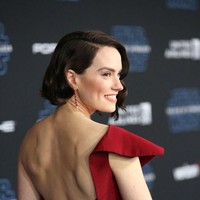 Sexy from the back! Gaya backless pada gaun juga ikut mempertegas aura seksi Dasiy Ridley di premier film Star Wars ke-9 itu. (Foto: Jesse Grant/Getty Images for Disney)