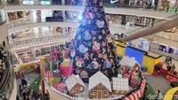 Pohon bertema Gigantic Christmas Tree ini menjulang setinggi 13 meter di tengah main Atrium berhiaskan karakter BT21.