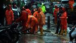 Aksi Damkar Bersihkan Lumpur Sisa Banjir di Kuningan