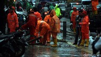 Hujan deras mengguyur hampir seluruh wilayah Ibu Kota Jakarta, Selasa (17/12/ 2019).