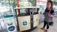 Ada tiga tempat sampah yaitu organik, anorganik dan khusus botol plastik di stasiun ramah lingkungan tersebut.