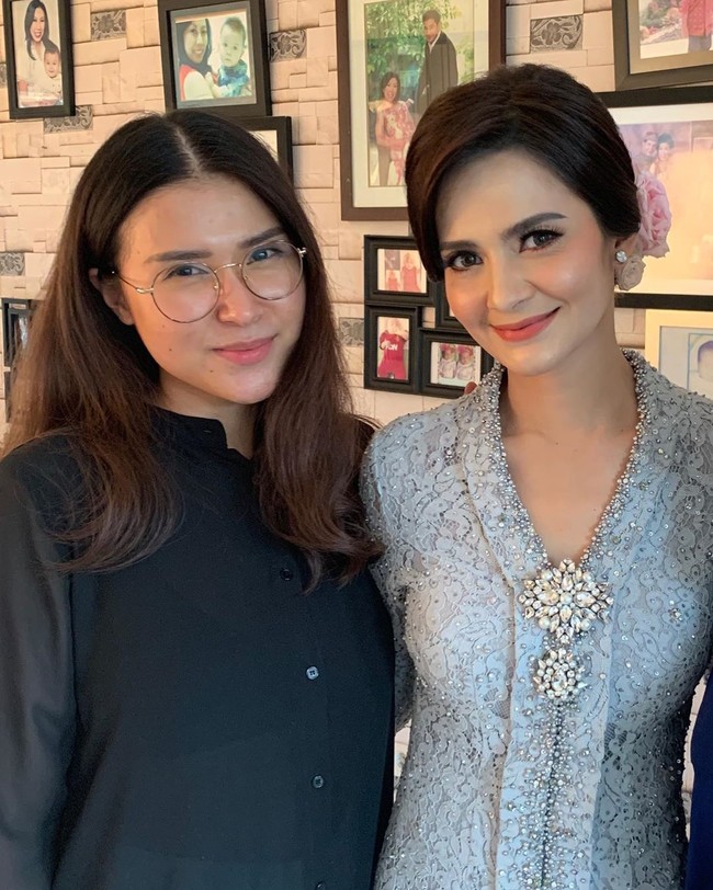 Dalam komentarnya di Instagram sang makeup artist @sylvanamakeup, Cut Tari mengaku puas dengan hasil riasannya yang simpel itu.  Foto: Instagram sylvanamakeup