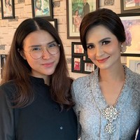 Dalam komentarnya di Instagram sang makeup artist @sylvanamakeup, Cut Tari mengaku puas dengan hasil riasannya yang simpel itu.  Foto: Instagram sylvanamakeup