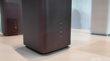 Oppo 5G CPE T1 bisa mengonversi jaringan 5G mobile jadi lebih stabil, signal wifi dengan kecepatan tinggi, juga menghadirkan koneksi untuk perangkat cerdas dan IoT. Foto: Moch Prima Fauzi/detikINET