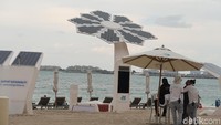 Di beberapa sudut terlihat panel-panel surya terbentang bagai bunga matahari. Dubai memanfaatkan tenaga cahaya matahari sebagai daya listrik. Saking estetiknya, keberadaan panel surya ini justru bikin pantai tambah cantik (Bonauli/detikcom)