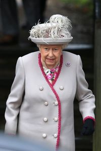 Berbeda dari tahun sebelumnya, Ratu Elizabeth II memilih pakaian berwarna kalem untuk Natal 2018.