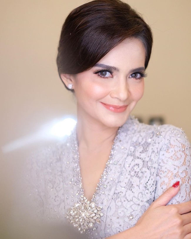 Cut Tari resmi dinikahi Richard Kevin pada Kamis (12/12/2019). Di pernikahan keduanya ini, Cut Tari tampil simpel. Makeupnya pun terlihat natural flawless, namun justru mengeluarkan aura cantiknya.  Foto: Instagram sylvanamakeup