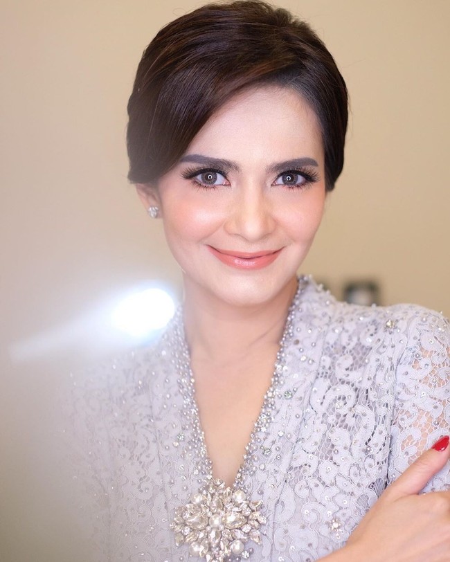 Bagian eyelinernya pun dibuat tipis. Untuk lebih menonjolkan area mata, sang makeup artist Sylvana Makeup memasangkan bulu mata tipis di bagian atas dan bawah.  Foto: Instagram sylvanamakeup