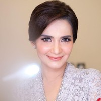 Bagian eyelinernya pun dibuat tipis. Untuk lebih menonjolkan area mata, sang makeup artist Sylvana Makeup memasangkan bulu mata tipis di bagian atas dan bawah.  Foto: Instagram sylvanamakeup