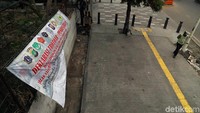 Nirwono mengatakan pembongkaran trotoar tidak perlu terjadi jika perencanaan manhole dan ducting sudah lengkap dan detil. Ia menyarankan DPRD DKI untuk menegur keras Pemprov DKI karena dinilai menghambur-hamburkan duit rakyat. Selain Nirwono, pengamat kebijakan publik Amir Hamzah, mengatakan pembongkaran trotoar akibat perencanaan yang tidak teliti. Ia menyebut hal itu sebagai suatu yang mubazir. Sorotan yang diberikan oleh pengamat maupun publik itu diharapkan dapat menjadi kritik membangun bagi Pemprov DKI Jakarta guna mewujudkan daerah yang ramah pejalan kaki.