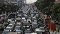 Selain itu, keberadaan trotoar yang ramah pejalan kaki tersebut juga diharapkan dapat membuat masyarakat berangsur-angsur beraktivitas dengan berjalan kaki untuk menuju ke sejumlah lokasi terdekat, dengan demikian, hal itu juga dapat mengurangi kemacetan akibat banyaknya volume kendaraan pribadi yang melintas di jalanan Ibu Kota.