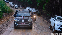 Jokowi menumpangi mobil Toyota Land Cruiser hitam selama meninjau lokasi. Mobil ini dipakai Jokowi sejak awal tiba di Kaltim. Foto: Andhika Prasetia/detikcom