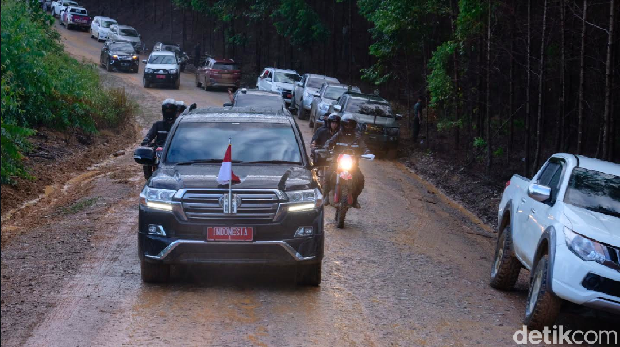 Naik Land Cruiser, Jokowi Tinjau Titik Istana di Ibu Kota Baru