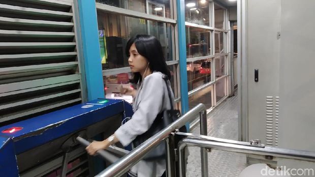 Halte TransJakarta LIPI sudah normal.