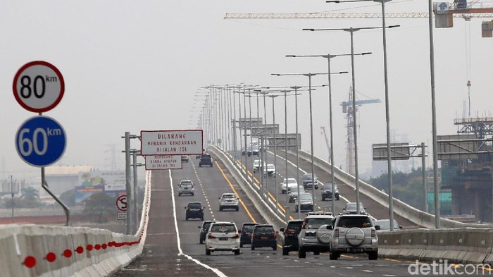 Jalan Tol Jakarta-Cikampek II (Elevated) jadi perbincangan. Kondisi jalan yang bergelombang disebut sejumlah pengemudi membuat mual dan pusing.