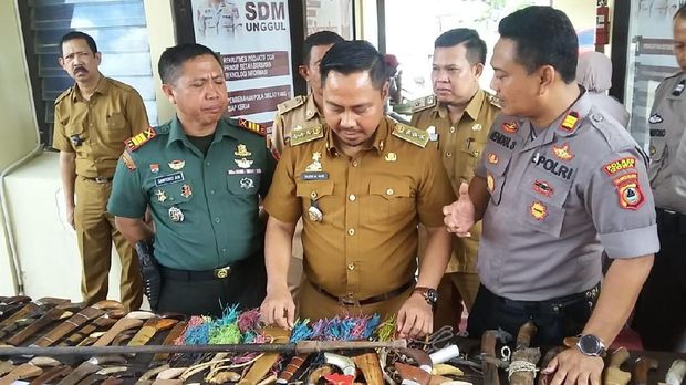 Warga Gowa Serahkan Badik dan Busur Panah ke Polisi