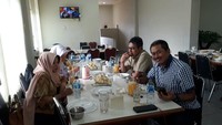 Makan siang bersama Bpk. Komisaris Jenderal ( Purn) Nanan Sukarna di Rumah Makan Pauh Khatib Sulaiman, kata Irwan pada keterangan fotonya. Wah makan apa ya? Foto: instagram irwan prayitno