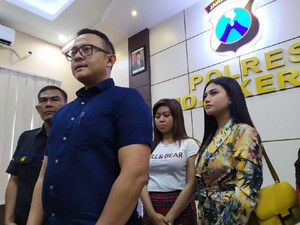 2 Wanita Seksi yang Kendarai Motor Sambil Keramas Minta Maaf
